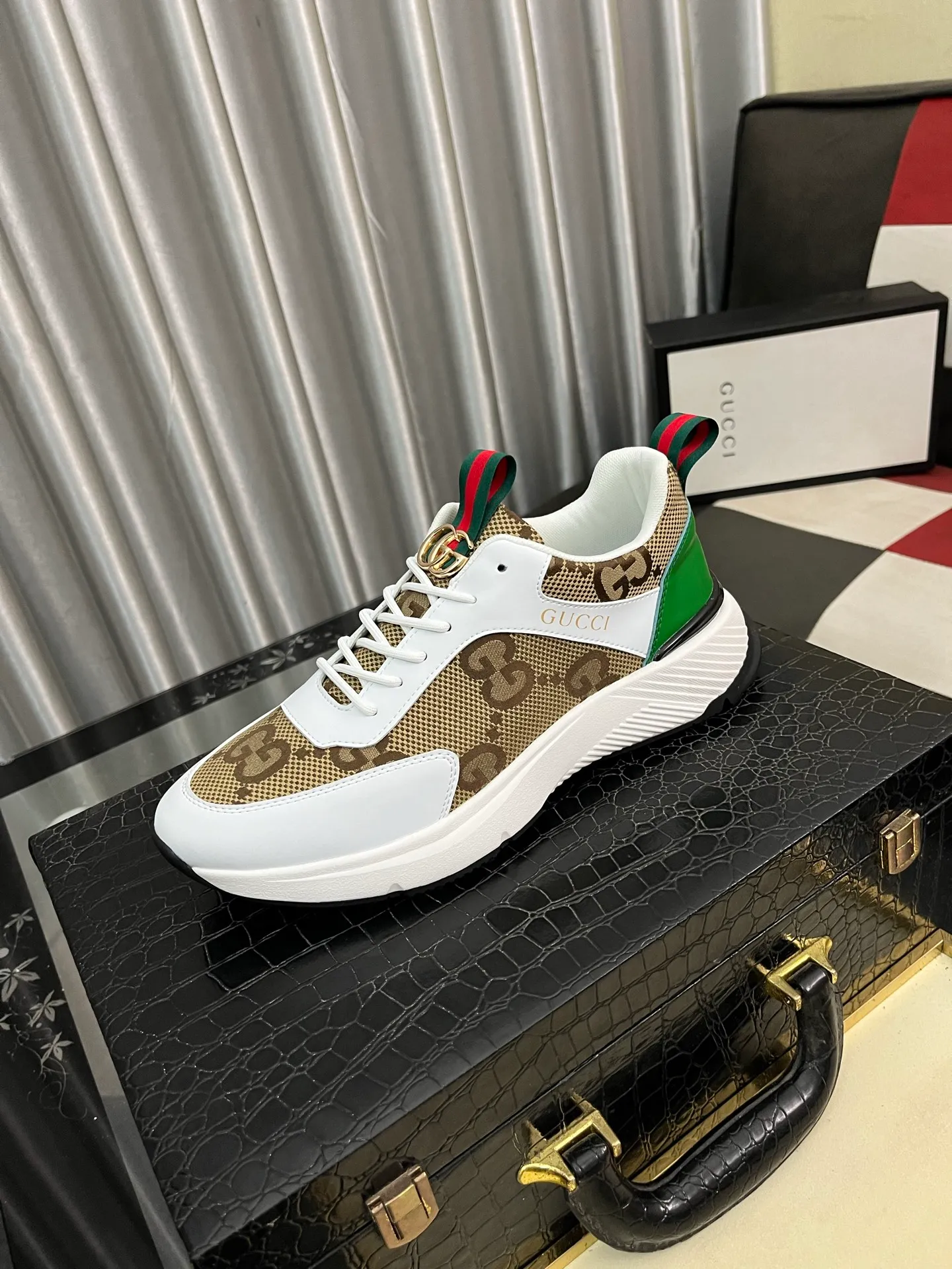 Men's Men's Shoes 💰458⌚️⌚️【GUCCI】Gucci men's latest white shoe series casual shoes! The official website is built 1:1. Upper: Made of imported cowhide, with electric embroidery ➕Inner lining: Made of high-quality first-layer pigskin, soft and comfortable. Picky material selection and exquisite workmanship give you the best enjoyment. Size: 38-443️⃣Colors available